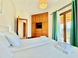 Posteľ alebo postele v izbe v ubytovaní Luxury Villa Makris with private heatable pool by DadoVillas