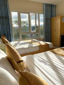 Un pat sau paturi într-o cameră la Khách sạn Quang Tuấn