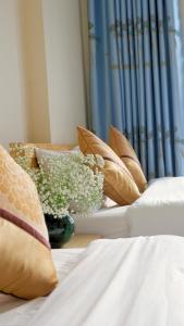 Un pat sau paturi într-o cameră la Khách sạn Quang Tuấn