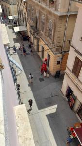 Eine Gruppe von Menschen, die eine Stadtstraße entlanggehen in der Unterkunft Vintage Pula in Pula