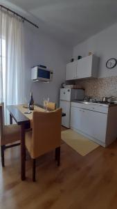 una cucina con un tavolo e sedie in una stanza di Vintage Pula a Pola (Pula)
