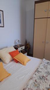 ein Schlafzimmer mit einem Bett und Kissen darauf in der Unterkunft Vintage Pula in Pula