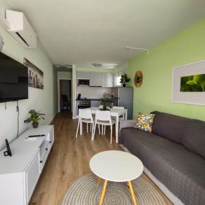una sala de estar con un sofá y una mesa en Apartamento Joya, en Puerto Rico de Gran Canaria
