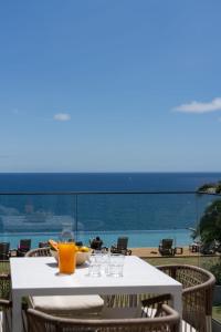 einen weißen Tisch mit Meerblick in der Unterkunft Acqua Residence VIII by An Island Apart in Funchal