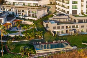 eine Luftaufnahme eines Resorts mit Swimmingpool in der Unterkunft Acqua Residence VIII by An Island Apart in Funchal