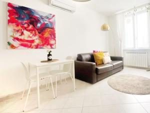 a living room with a couch and a table at A casa di Pizz - Bilocale con parcheggio privato in Savona