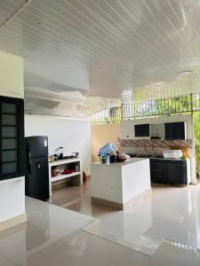 O bucătărie sau chicinetă la Hermosa Casa Finca con Piscina Natural