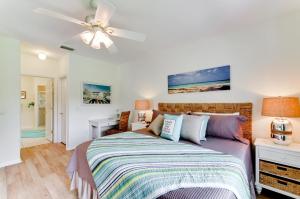 a bedroom with a bed and a ceiling fan at Beach Bliss in Bradenton +16 photos