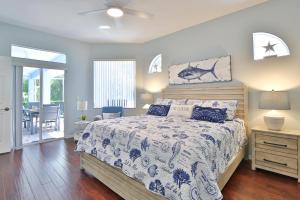 une chambre avec un lit et une table avec des chaises dans l'établissement Blue Lagoon, à Bradenton 33 autres photos