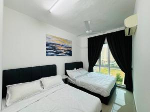 Postel nebo postele na pokoji v ubytování Modern Family-Fun Suites - Infinity Pool, Massage Chair, Indoor-Cinema with Balcony - M2 + 35 fotografií