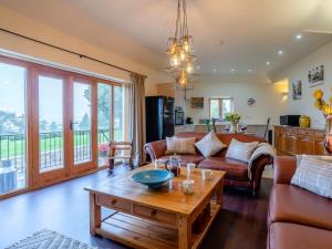 una sala de estar con un sofá y una mesa en 2 Bed in Axminster 79208, en Axminster