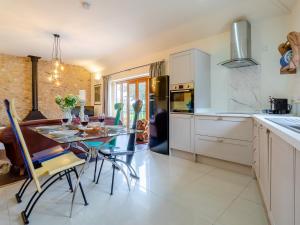 Una cocina con una mesa y sillas en una habitación. en 2 Bed in Axminster 79208, en Axminster