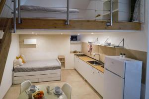 Kuchyňa alebo kuchynka v ubytovaní Acquasale Apartments - Chianca by BarbarHouse + 2 fotografie