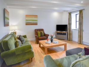 a living room with two couches and a coffee table at 3 Bed in Praa Sands 36257 in Germoe