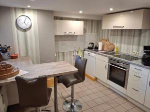 Η κουζίνα ή μικρή κουζίνα στο Ferienwohnung am Kloster Drübeck +7 φωτογραφίες