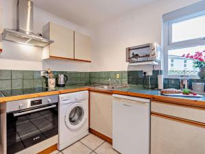 una cocina con lavadora y fregadero en 1 Bed in Cardigan MOOST, en Saint Dogmaels