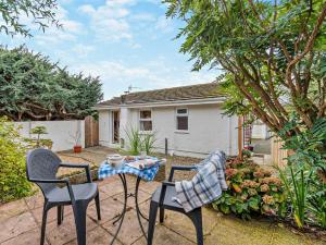 un patio con mesa y sillas en un patio trasero en 1 Bed in Cardigan MOOST, en Saint Dogmaels