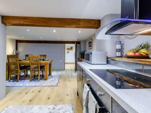 Η κουζίνα ή μικρή κουζίνα στο 2 Bed in South Molton 81228 +27 φωτογραφίες