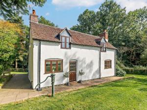 a small white house with a grass yard at 3 Bed in Bridgnorth 86516 in Astley Abbots