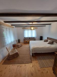 Ένα ή περισσότερα κρεβάτια σε δωμάτιο στο Renovated traditional house - Rustic Escape