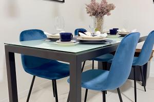 comedor con sillas azules y mesa en Edf Time 1503 | Piscina | Academia | Jacuzzi, en Maceió 35 fotos más