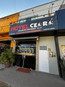 ein Hotel Gaja Restaurant mit einem Schild an der Vorderseite in der Unterkunft O melhor custo benefício da cidade - Hotel Ceará in Pinheiro