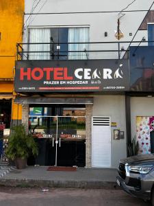 ein Hotel-Geek-Schild an der Seite eines Gebäudes in der Unterkunft O melhor custo benefício da cidade - Hotel Ceará in Pinheiro