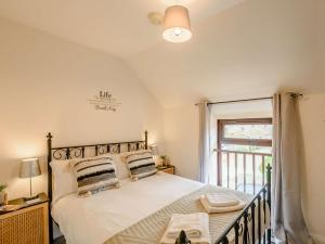 Newtonにある2 Bed in Pickering 88957の窓のある大きなベッドのある寝室