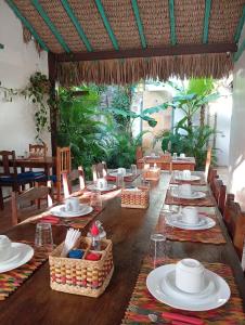 Un restaurante u otro lugar para comer en Pousada Calamarina