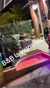 een wazige foto van een woonkamer met een bank bij B&B la vigna in Catania