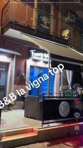 een blik op een winkelraam met een magnetron bij B&B la vigna in Catania