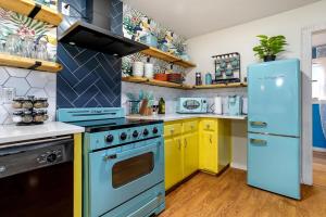 Η κουζίνα ή μικρή κουζίνα στο Spacious Ranch Getaway With Hot Tub & Pool