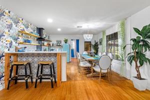 Χώρος καθιστικού στο Spacious Ranch Getaway With Hot Tub & Pool +26 φωτογραφίες