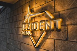 Certificato, attestato, insegna o altro documento esposto da Hotel Rezident