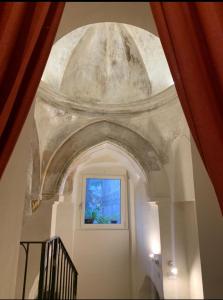 an archway with a window in a stair case at Domus Lina in Ravello