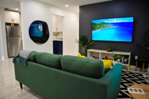 Μια τηλεόραση ή/και κέντρο ψυχαγωγίας στο Vibrant 4bd 2ba Miami Home w POOL
