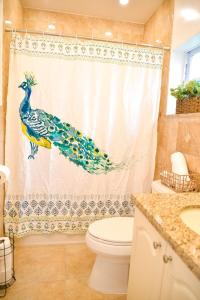 Ένα μπάνιο στο Vibrant 4bd 2ba Miami Home w POOL
