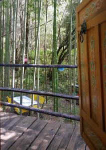 Balkón nebo terasa v ubytování La Yourte aux Bambous en Cévennes