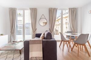 Część wypoczynkowa w obiekcie Charming 1-Bedroom Apartment in Central Madrid Stylish Retreat for 2, Alonso Martinez I