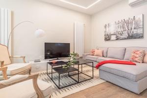 TV/Unterhaltungsangebot in der Unterkunft Experience the best of Madrid! Gran Vía Apartment for 6, comfort and style in the heart of Chueca III