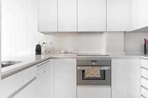 Kuchnia lub aneks kuchenny w obiekcie Charming 1-Bedroom Apartment in Central Madrid Stylish Retreat for 2, Alonso Martinez I