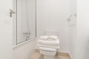 Łazienka w obiekcie Charming 1-Bedroom Apartment in Central Madrid Stylish Retreat for 2, Alonso Martinez I
