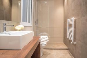 Ein Badezimmer in der Unterkunft Experience the best of Madrid! Gran Vía Apartment for 6, comfort and style in the heart of Chueca III