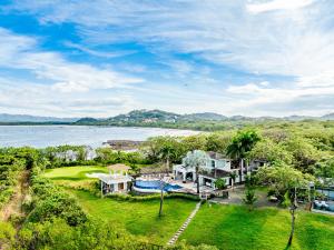 una vista aérea de una casa con piscina en The Point 5-Star All-Inclusive Experience, en Tamarindo