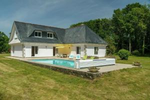 Bazén v ubytování Villa spacieuse à Concarneau avec piscine privée nebo v jeho okolí