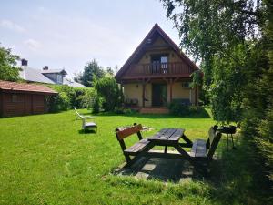 a picnic table in a yard in front of a house at Ustroń Dom Aneta in Ustroń