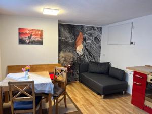 a living room with a table and a chair at Ferienwohnung Heyne in Weinböhla