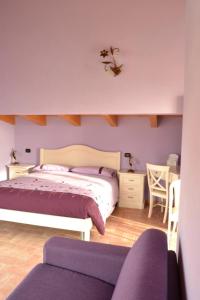 una camera da letto con un letto, un tavolo e delle sedie di Agriturismo La Palazzina di Gorgognano a Pianoro