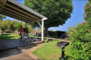 Zahrada ubytování נופים בלבן - בקתה עם אמבט ספא מלבני ענק ובריכה פרטית