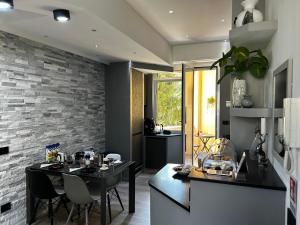 ローマにあるB&B GarbaCity-Innの部屋にテーブルと椅子のあるキッチン